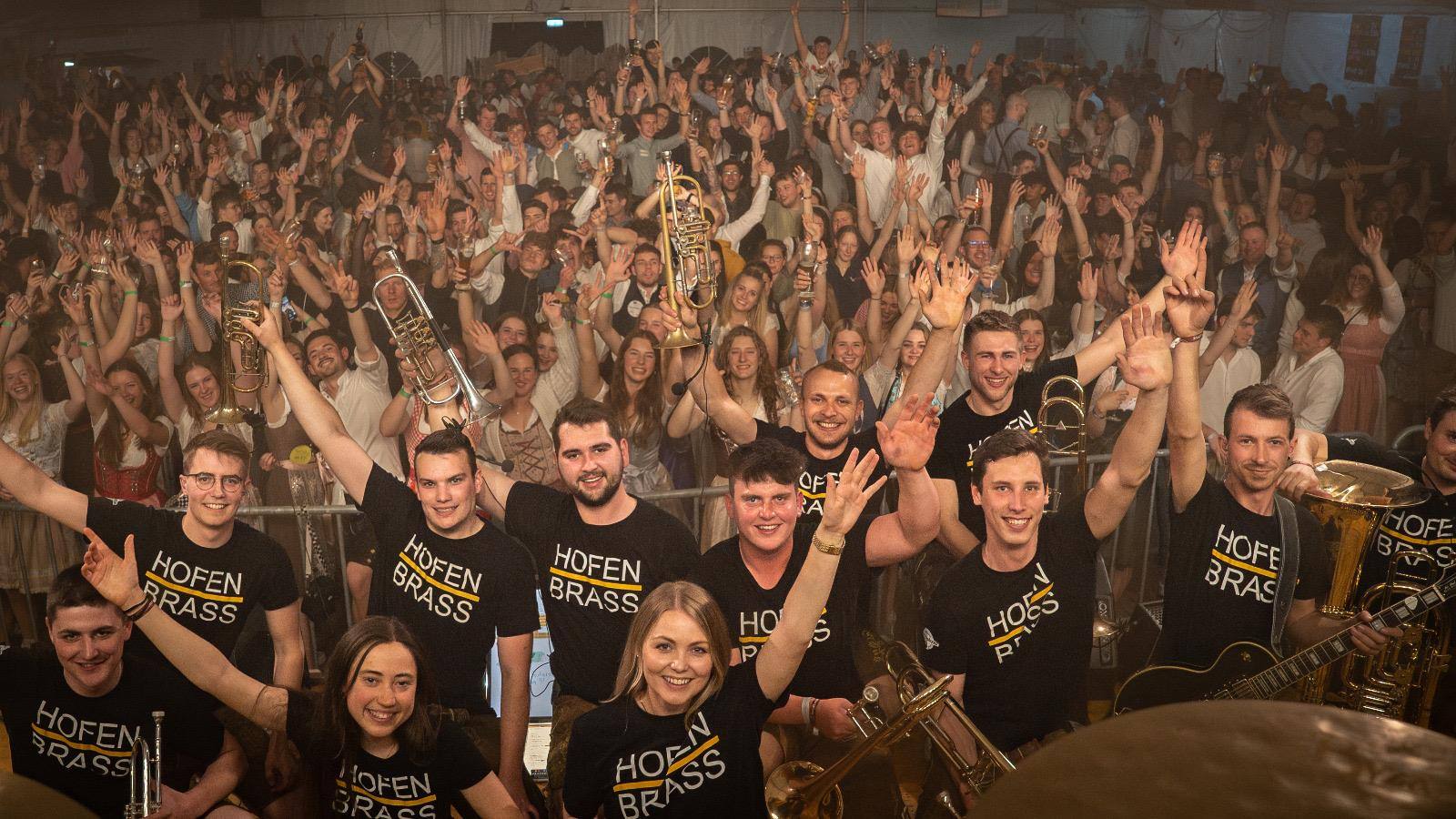 Hofenbrass live im Festzelt vor jubelndem Publikum